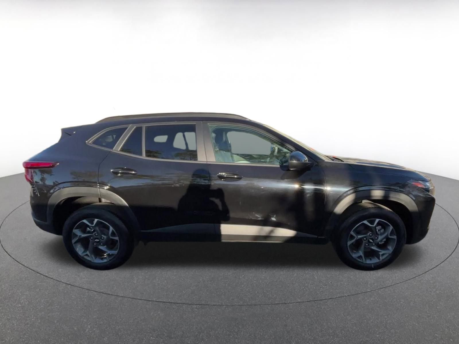 Used 2025 Chevrolet Trax LT w/ LT Convenience Package image 16