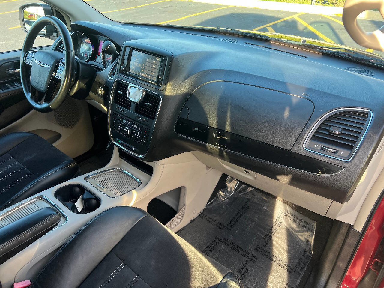 Used 2014 Chrysler Town & Country Touring-L image 35