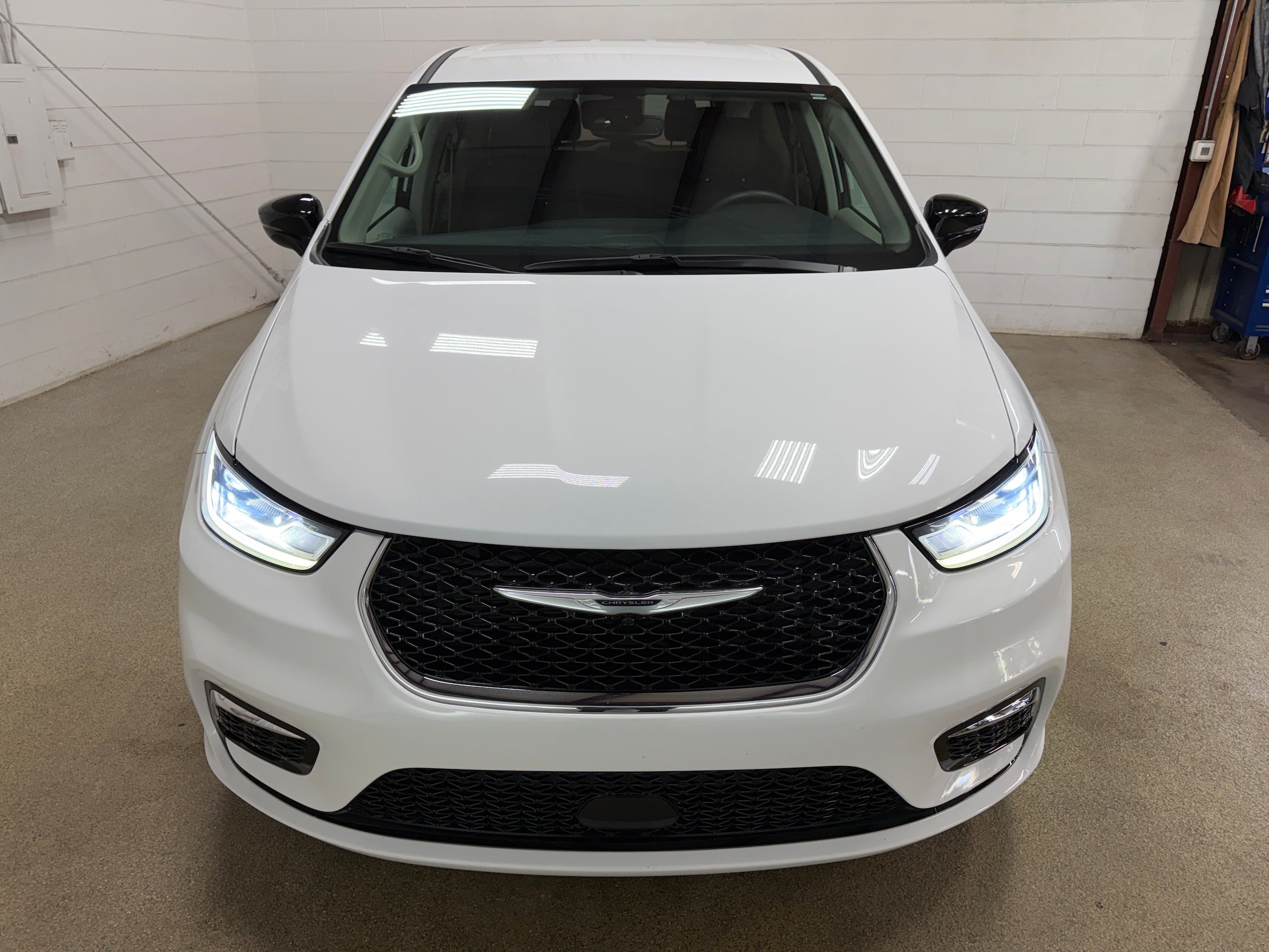 Used 2024 Chrysler Pacifica Touring-L FWD image 25
