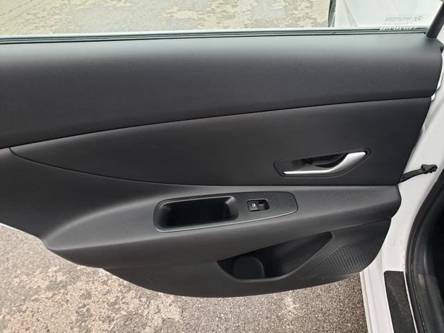 Used 2023 Hyundai Elantra SE w/ Winter Weather Package image 13