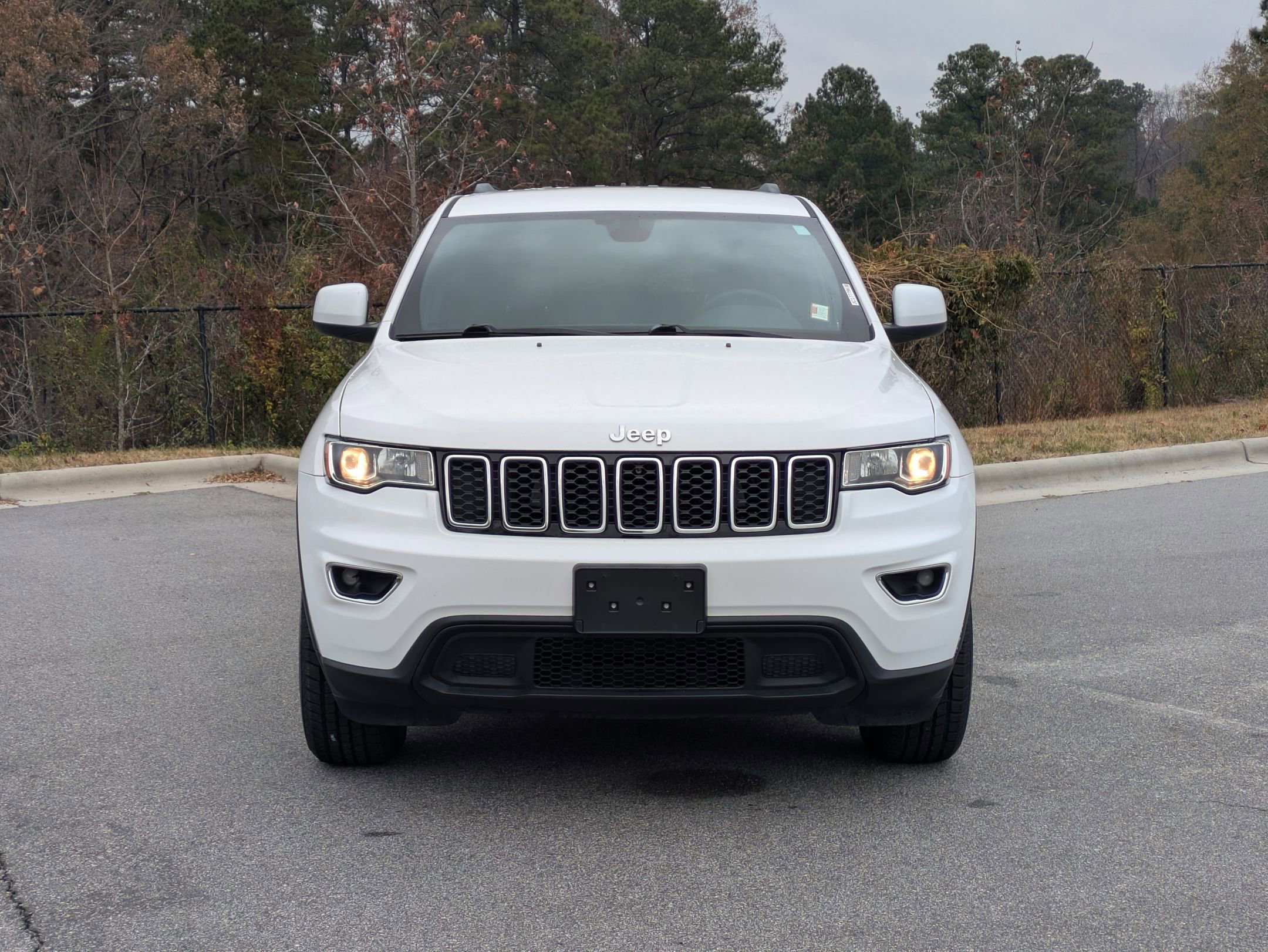 Used 2018 Jeep Grand Cherokee Laredo image 2