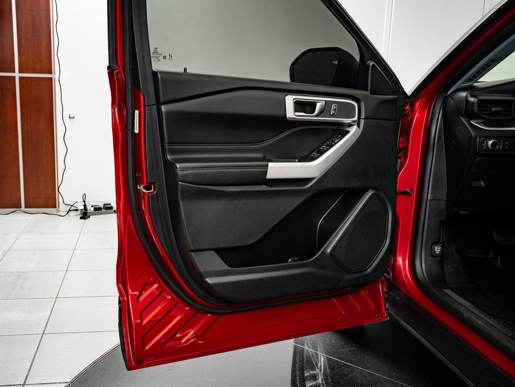 Used 2021 Ford Explorer XLT image 28