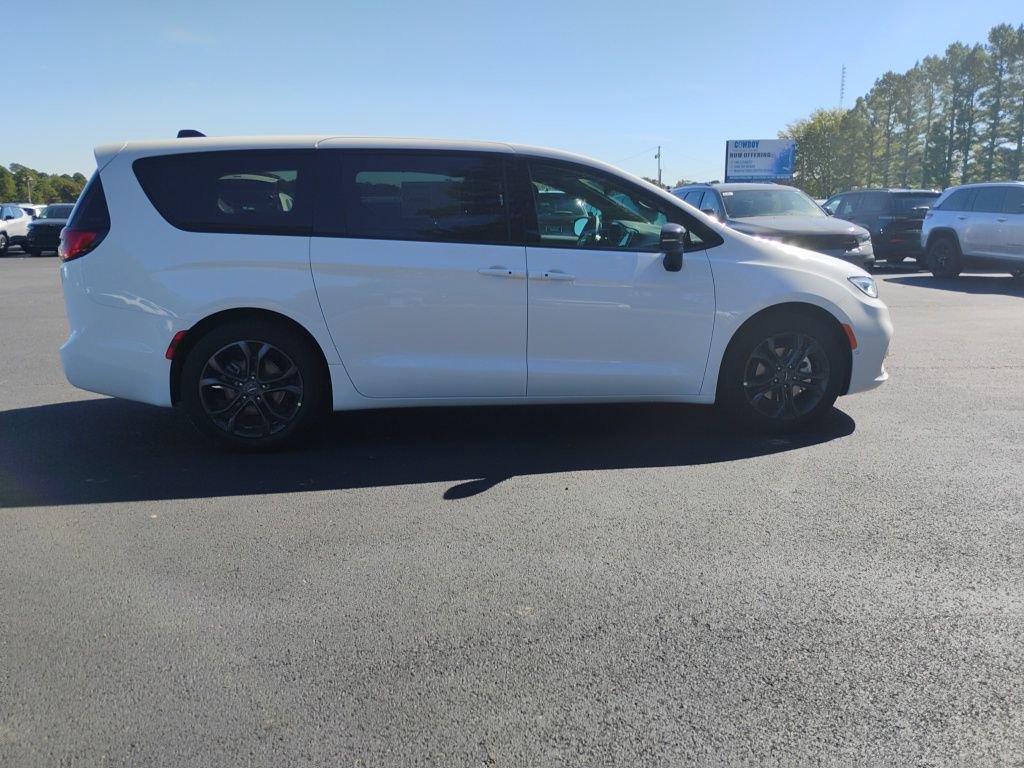 New 2026 Chrysler Pacifica Select image 4