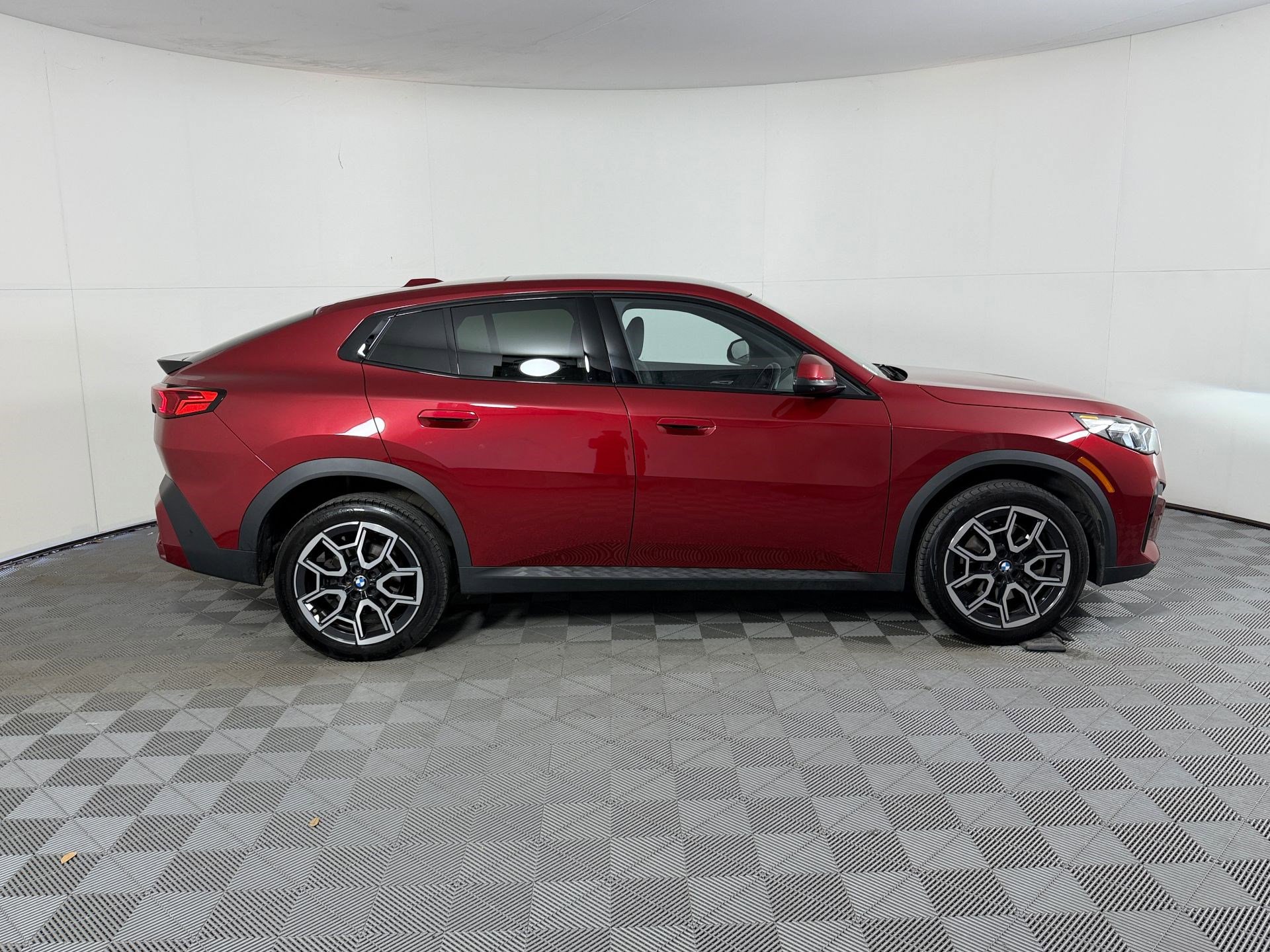 Used 2025 BMW X2 xDrive28i AWD/4WD image 8