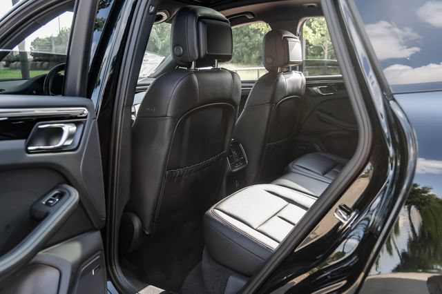 Used 2025 Porsche Macan AWD/4WD image 47