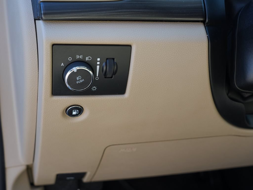 Used 2019 Jeep Grand Cherokee Laredo AWD/4WD image 17