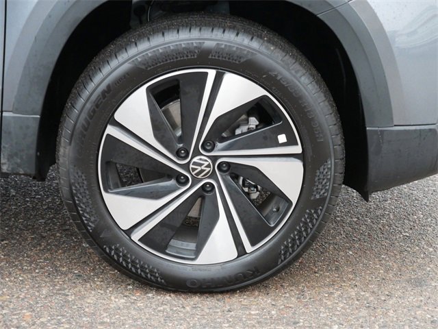 Certified 2025 Volkswagen Taos SE image 9