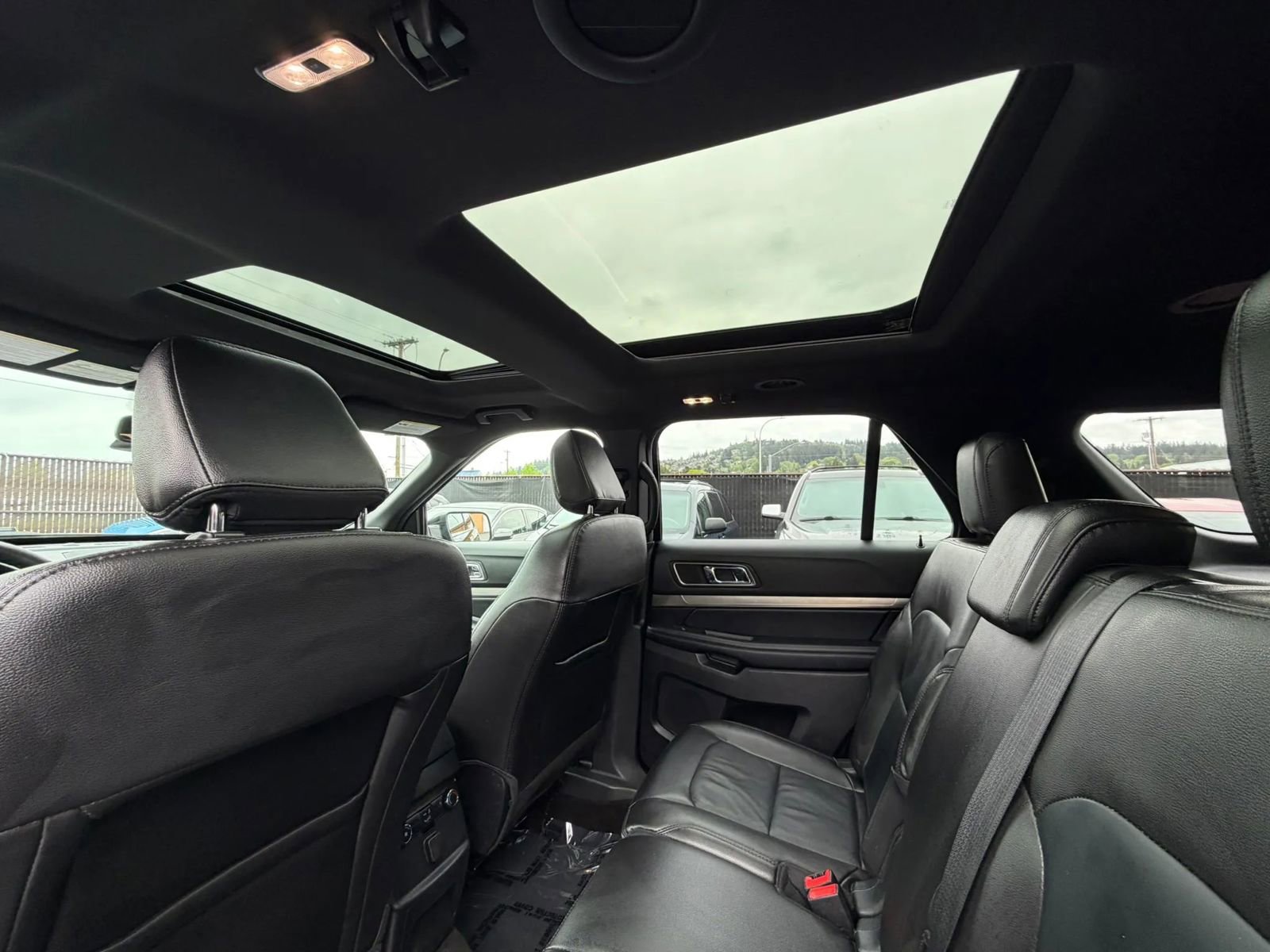 Used 2018 Ford Explorer XLT w/ Equipment Group 202A AWD/4WD image 27