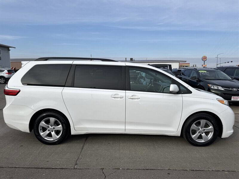 Used 2017 Toyota Sienna LE image 8