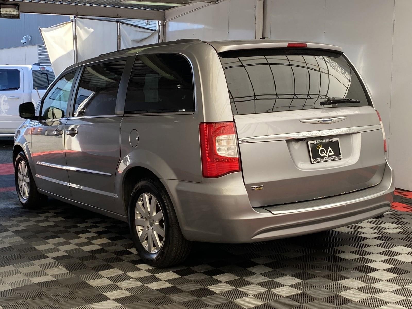 Used 2014 Chrysler Town & Country Touring image 4
