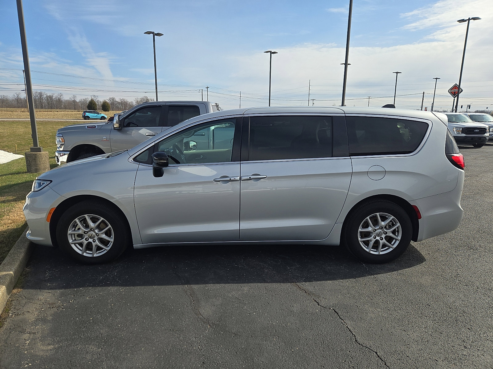 Used 2024 Chrysler Pacifica Touring-L image 2