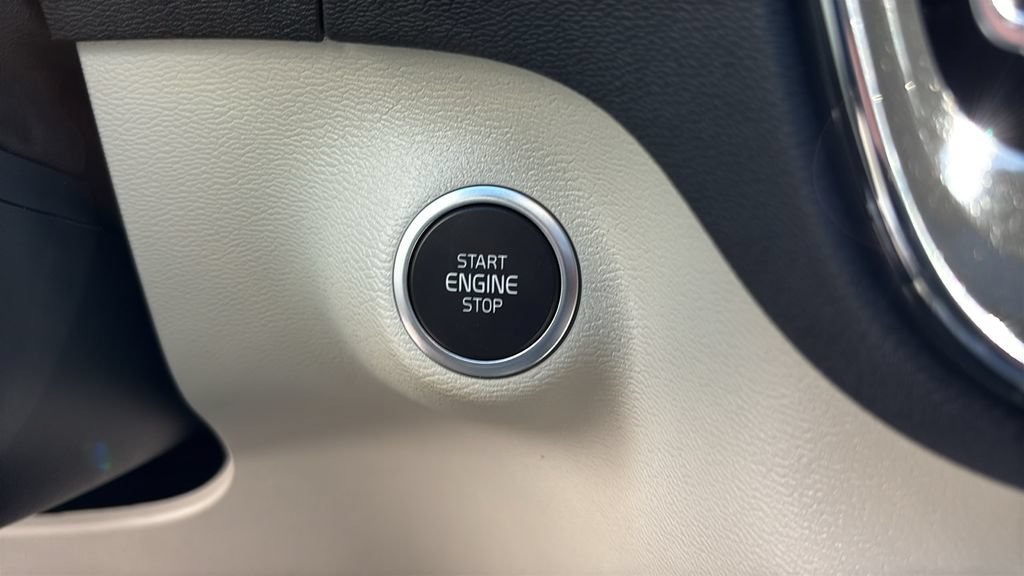 Certified 2026 Volvo XC40 B5 Plus AWD/4WD image 14