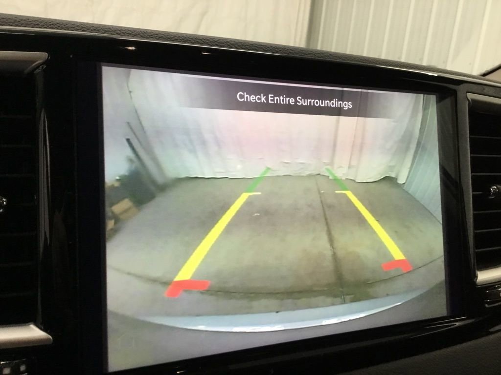 Used 2023 Chrysler Pacifica Touring-L image 11