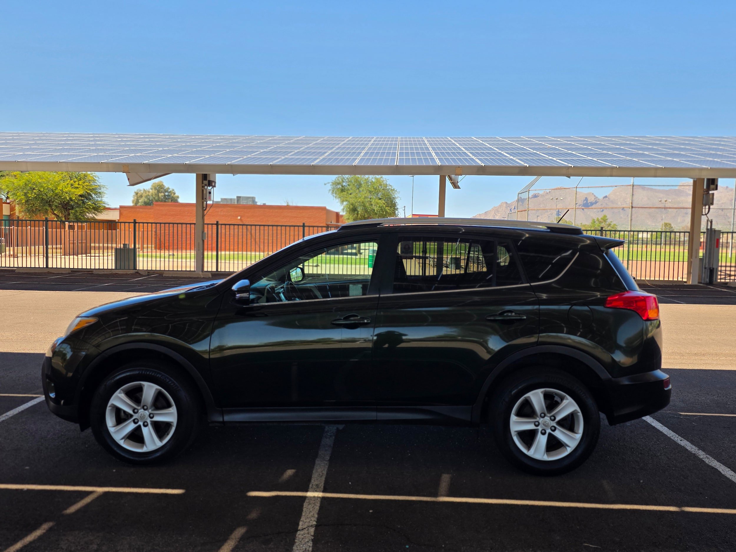 Used 2013 Toyota RAV4 XLE FWD image 2