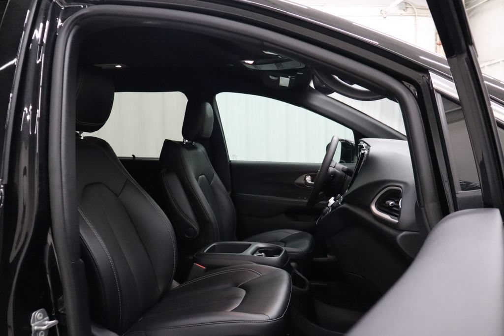 Used 2025 Chrysler Pacifica Select FWD image 31