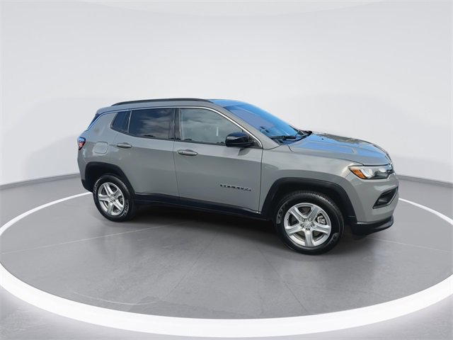 Used 2024 Jeep Compass Latitude image 2
