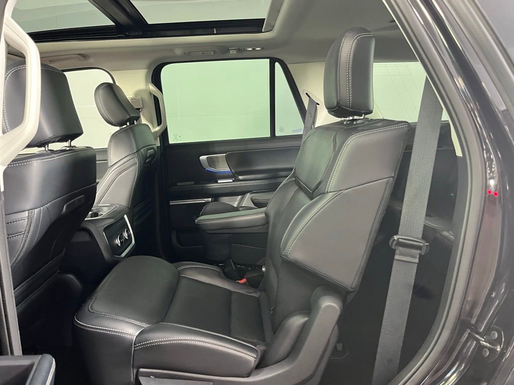 Used 2025 Ford Expedition Platinum image 29