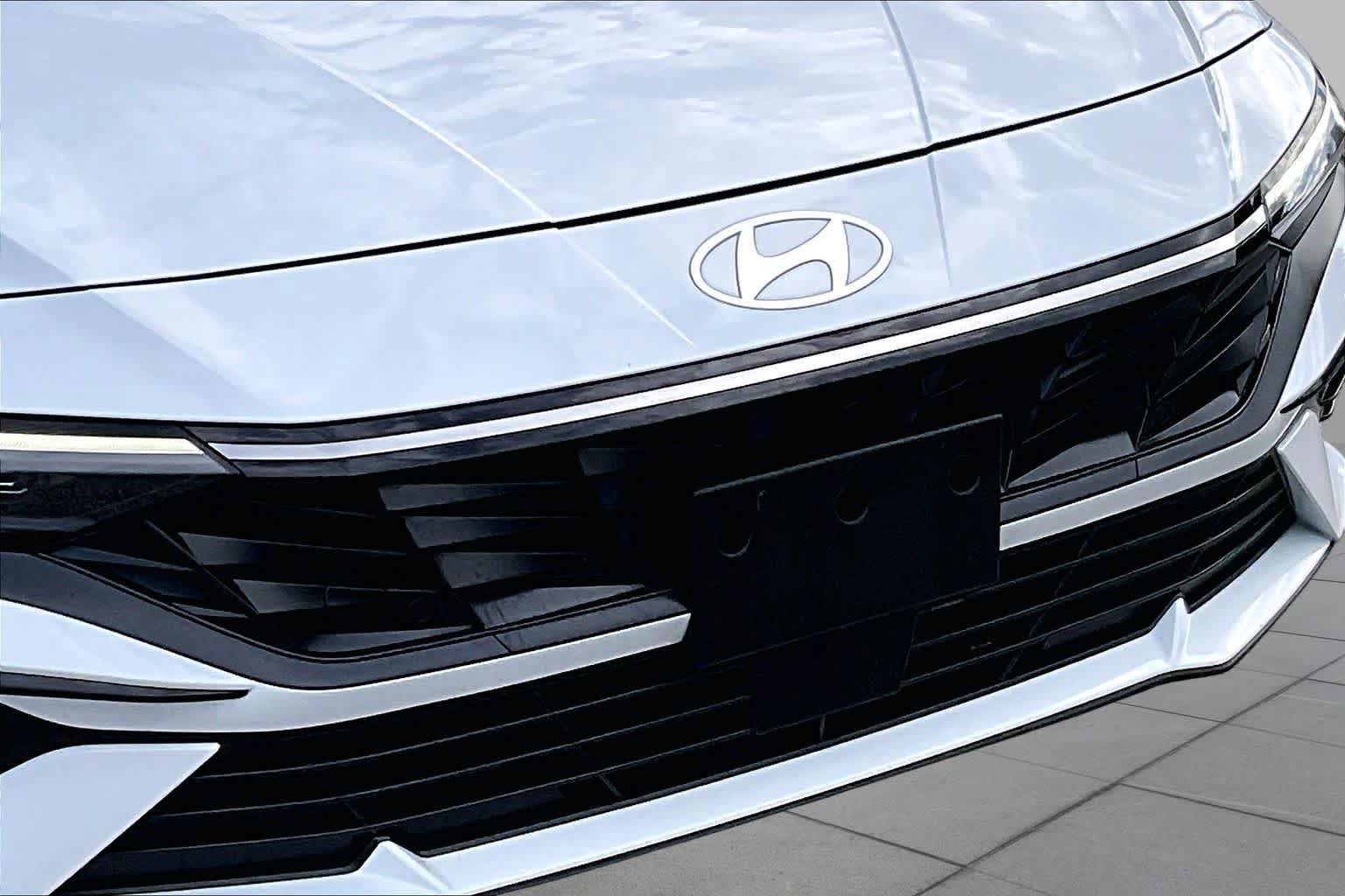 Used 2025 Hyundai Elantra SEL w/ Cargo Package FWD image 25