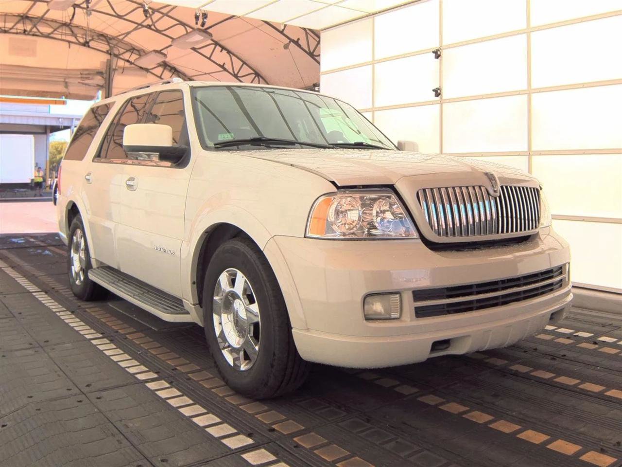 Used 2005 Lincoln Navigator Luxury image 4