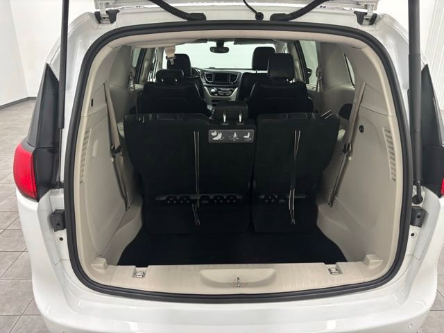 Used 2020 Chrysler Pacifica Touring-L FWD image 7