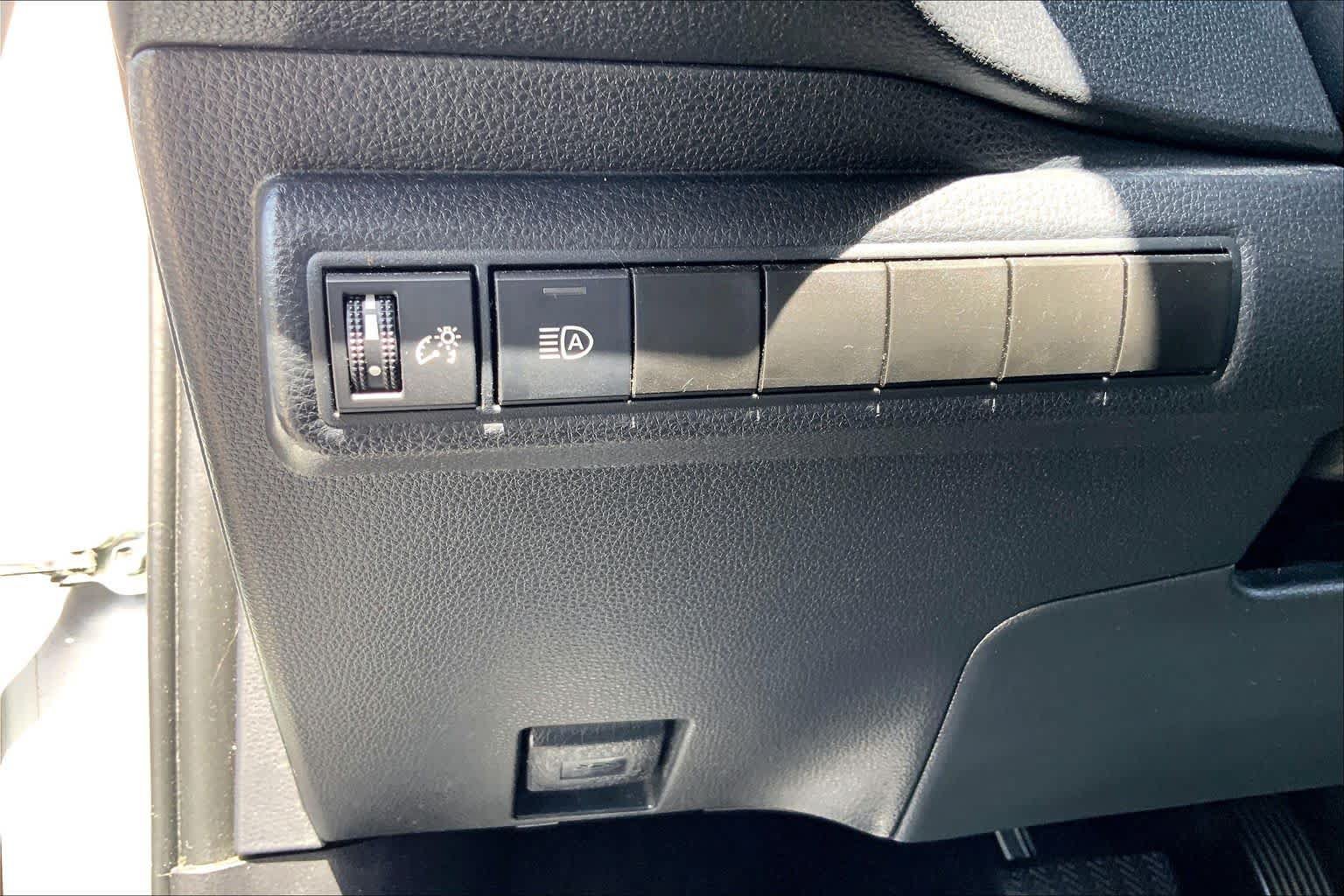 Used 2021 Toyota Corolla LE FWD image 32