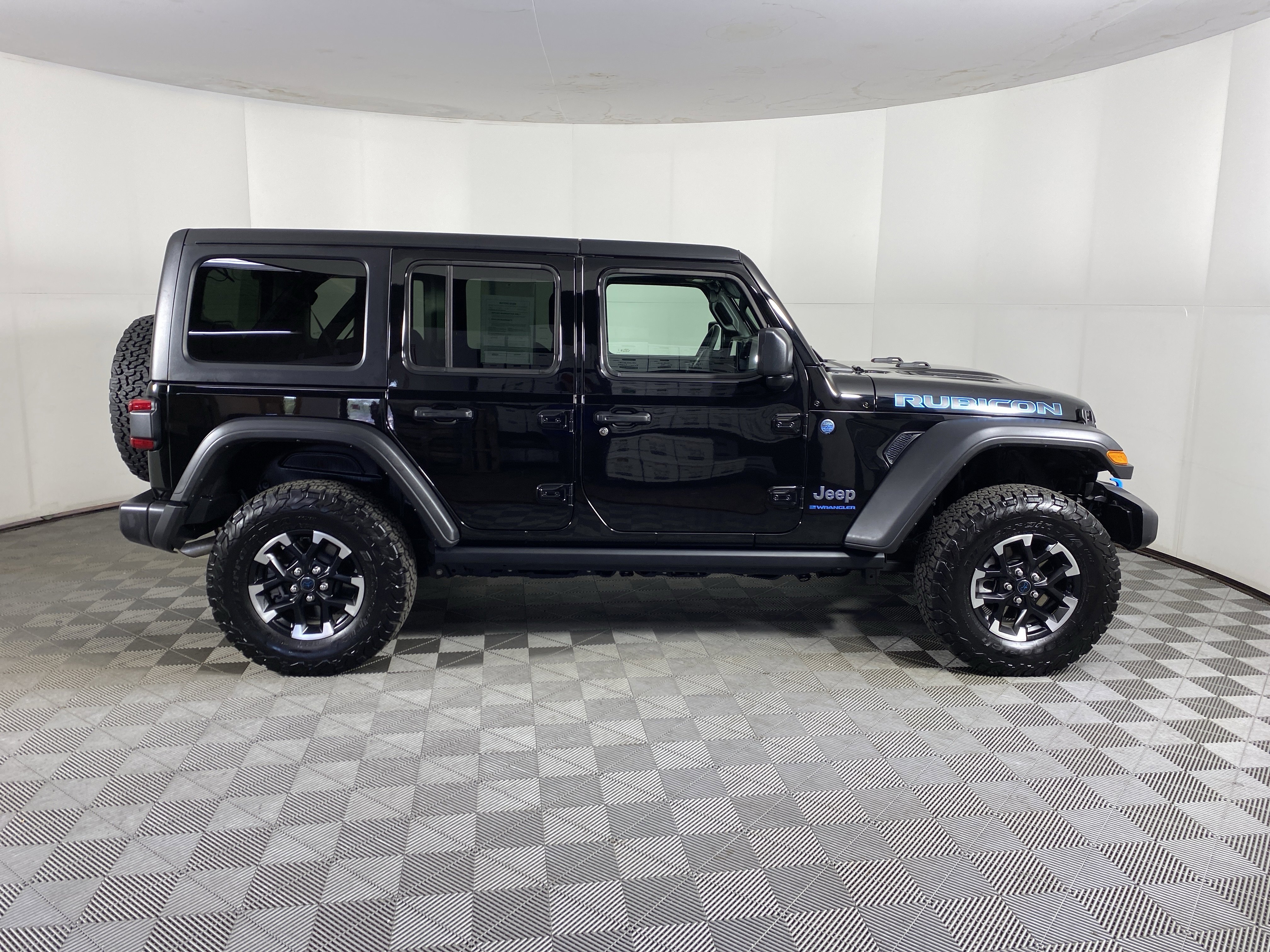 Used 2025 Jeep Wrangler Unlimited Rubicon 4xe AWD/4WD image 5