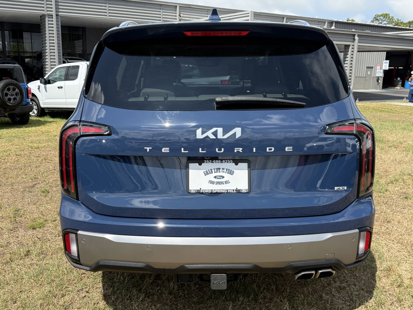 Used 2024 Kia Telluride EX w/ EX Captain's Chair Package AWD/4WD image 5