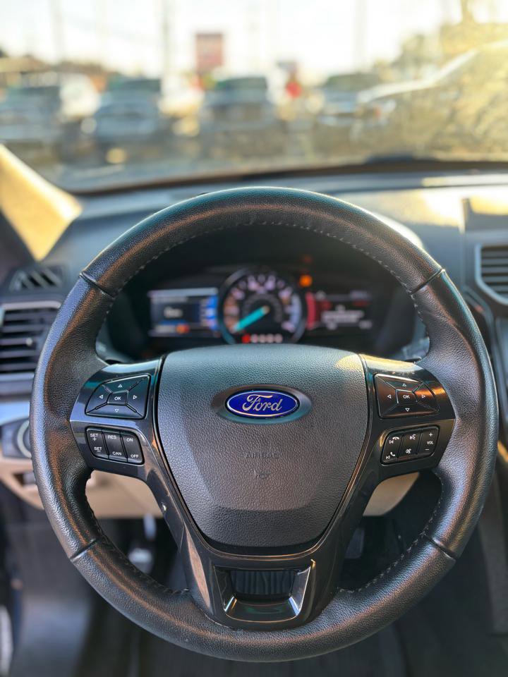 Used 2017 Ford Explorer XLT w/ Equipment Group 202A image 9