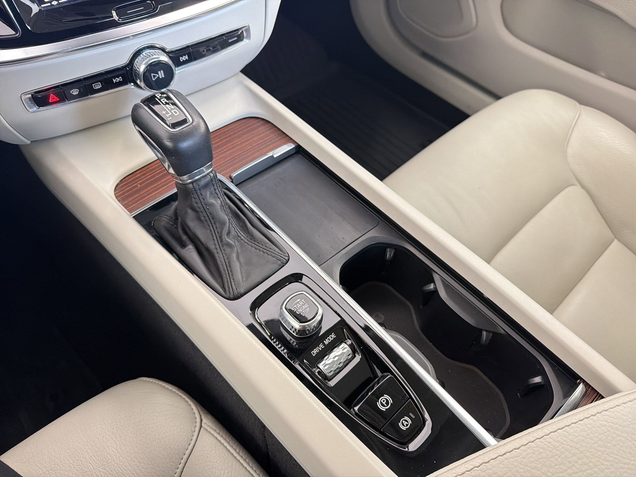 Used 2021 Volvo S60 T5 Momentum w/ Advanced Package image 16