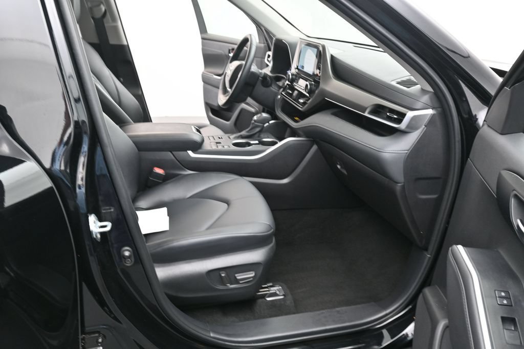 Used 2025 Toyota Highlander XLE AWD/4WD image 23