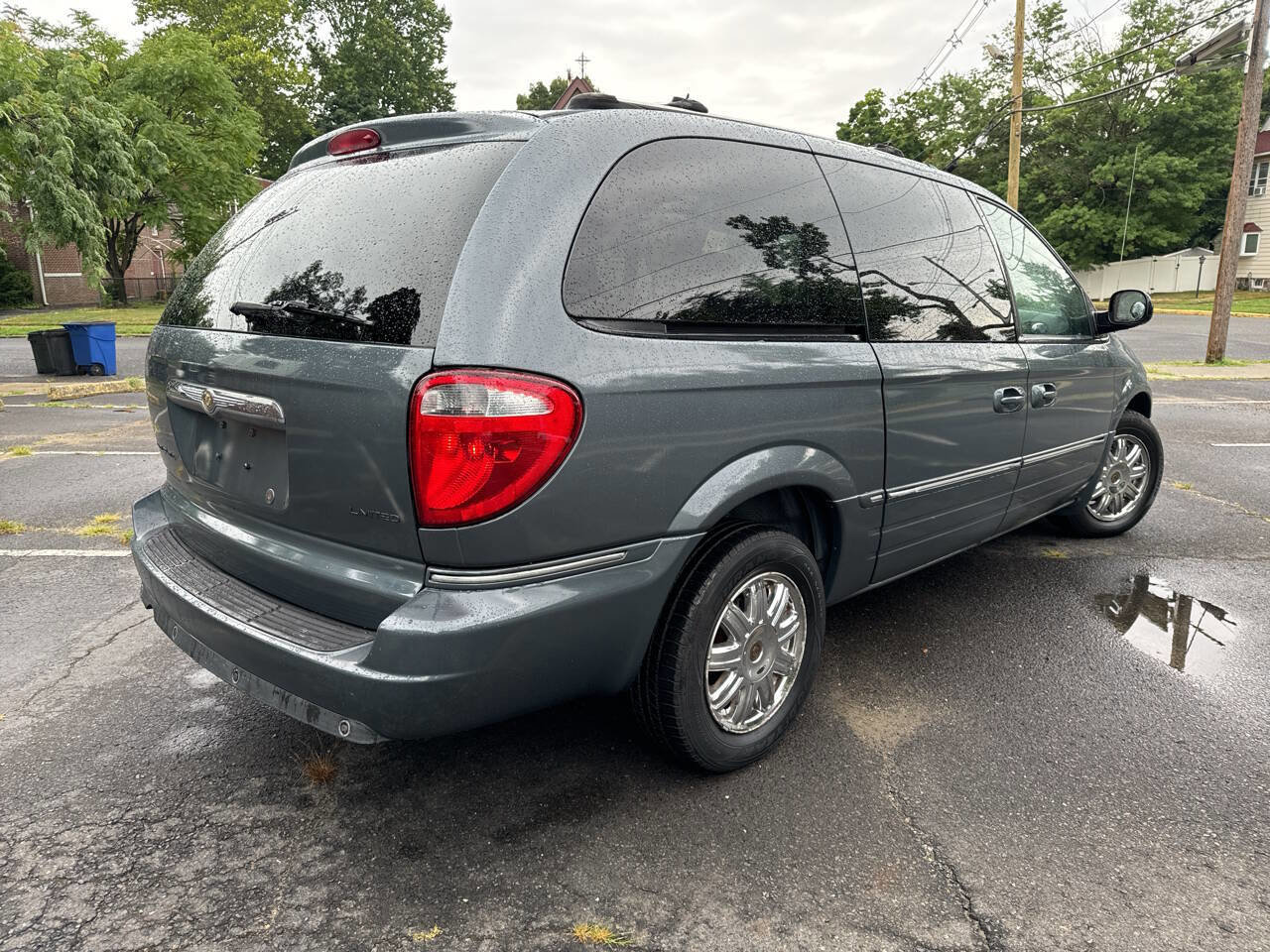 Used 2005 Chrysler Town & Country Limited image 3