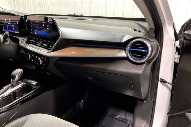 Used 2025 Chevrolet Trax LT w/ LT Convenience Package FWD image 16