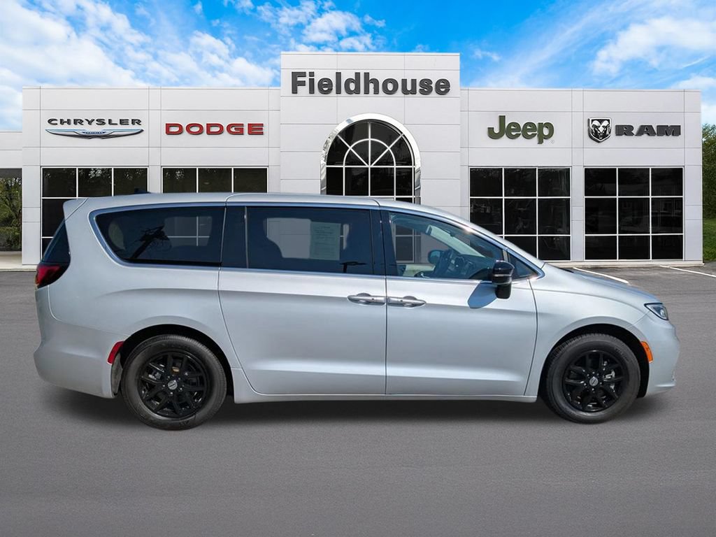 Used 2024 Chrysler Pacifica Touring-L FWD image 4