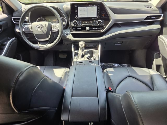 Used 2022 Toyota Highlander XLE AWD/4WD image 17