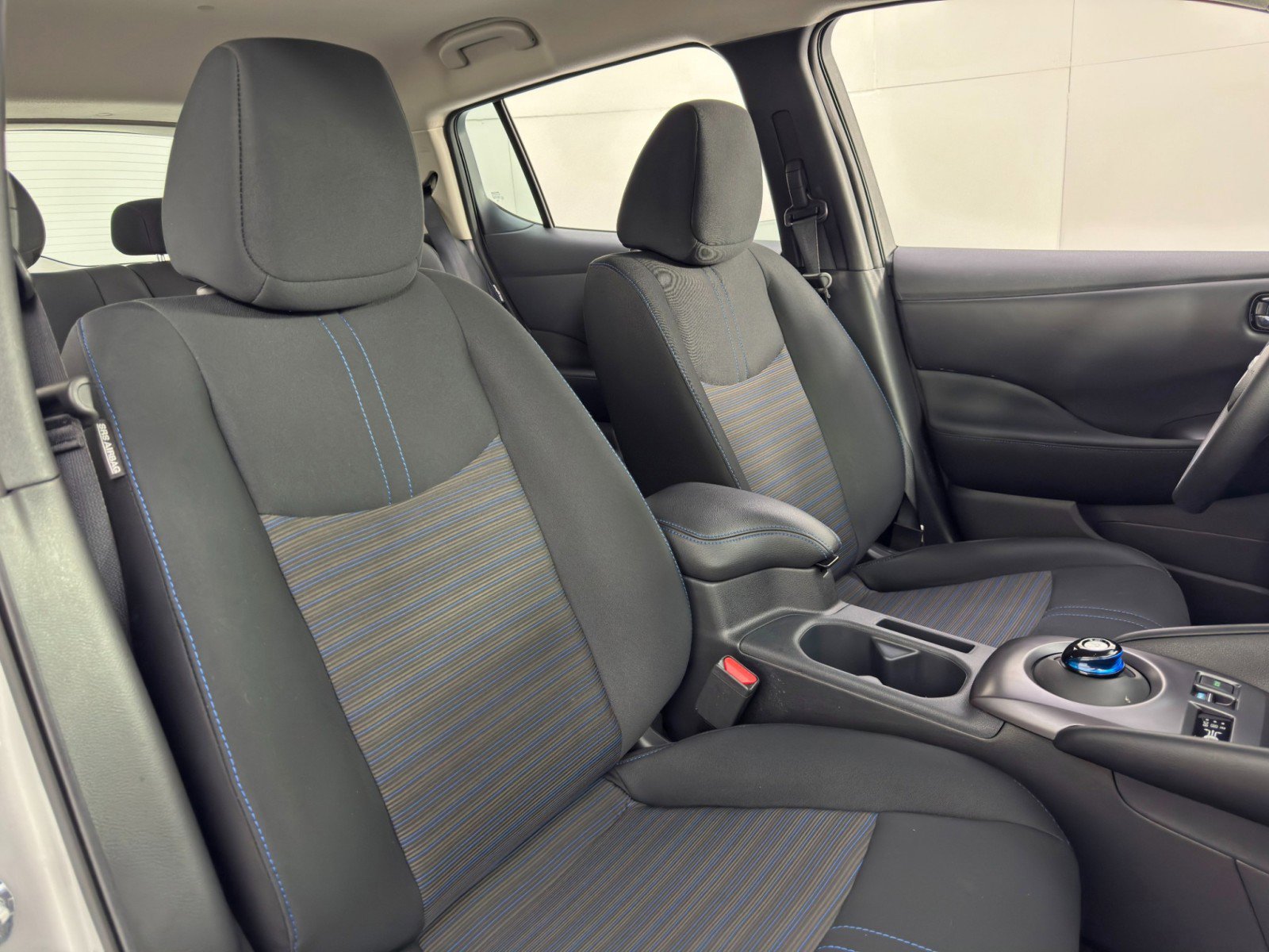 Used 2025 Nissan Leaf S image 31