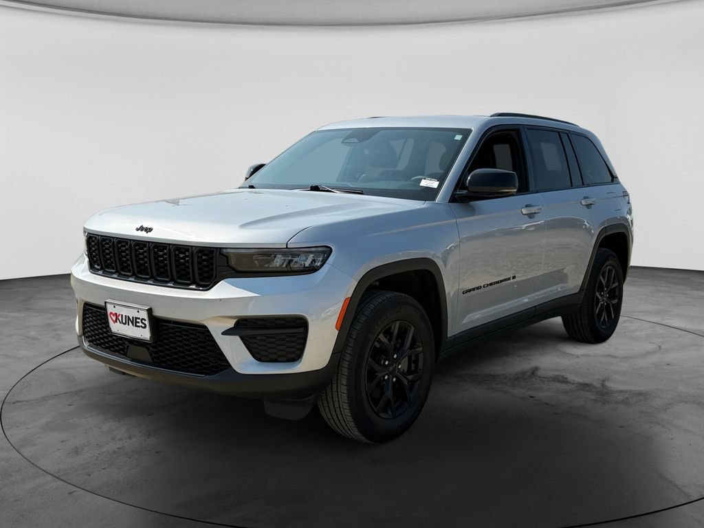 Used 2025 Jeep Grand Cherokee Altitude AWD/4WD image 5