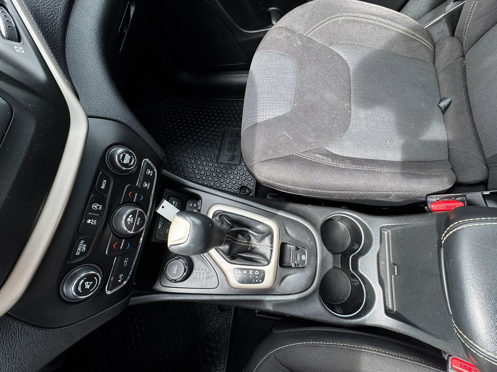 Used 2016 Jeep Cherokee Latitude w/ Comfort & Convenience Group image 18