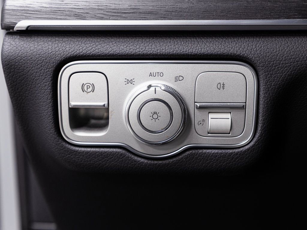 Certified 2025 Mercedes-Benz GLE 450e 4MATIC w/ AMG Line Interior image 9