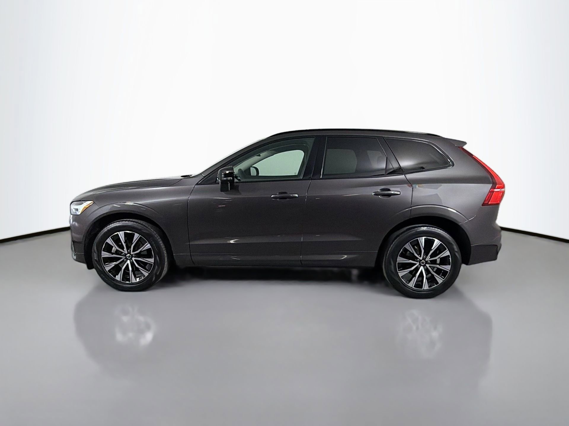 Certified 2024 Volvo XC60 B5 Core w/ Climate Package AWD/4WD image 9