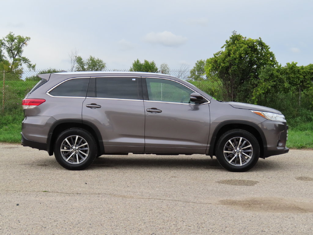 Used 2017 Toyota Highlander XLE AWD/4WD image 2