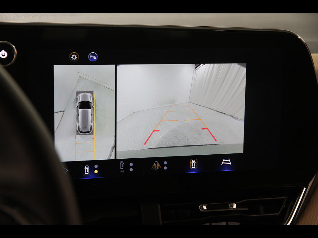 Used 2025 Chevrolet Equinox ACTIV w/ Safety and Technology Package AWD/4WD image 14