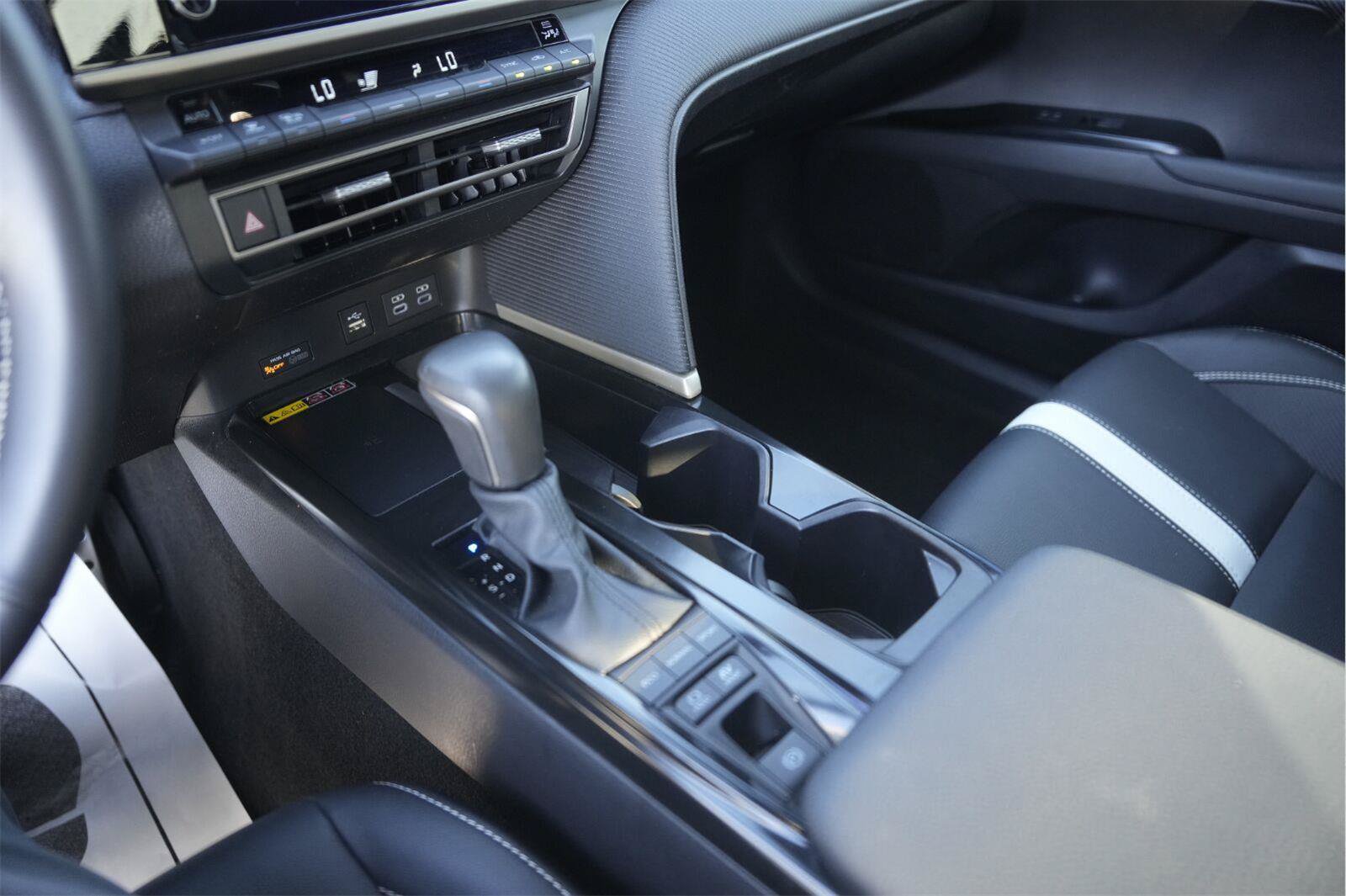 Used 2025 Toyota Camry SE w/ Convenience Package FWD image 28