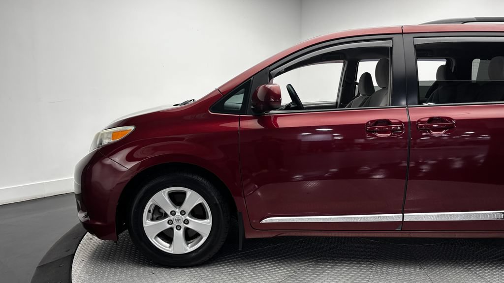 Used 2015 Toyota Sienna LE FWD image 5