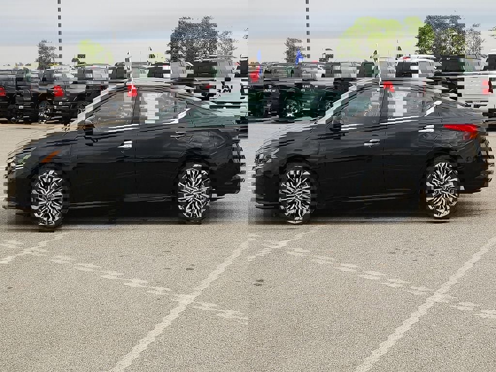 Used 2023 Nissan Altima 2.5 SL image 2