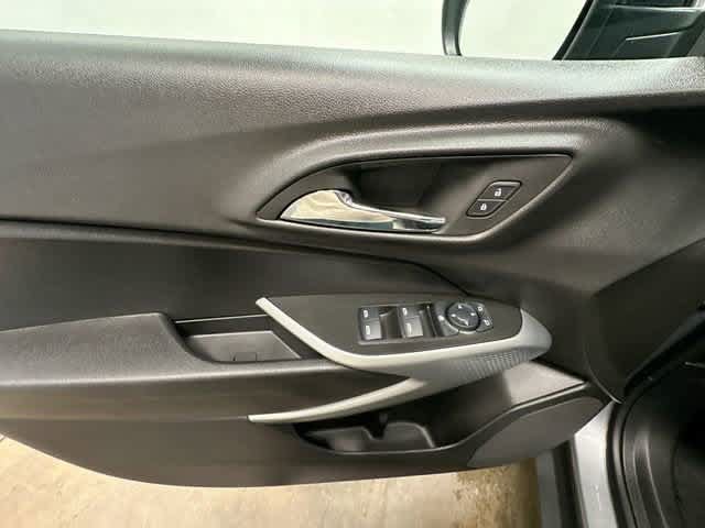 Used 2025 Chevrolet Trax RS FWD image 16