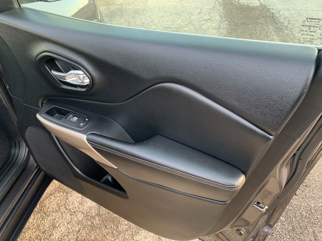 Used 2017 Jeep Cherokee Limited image 12