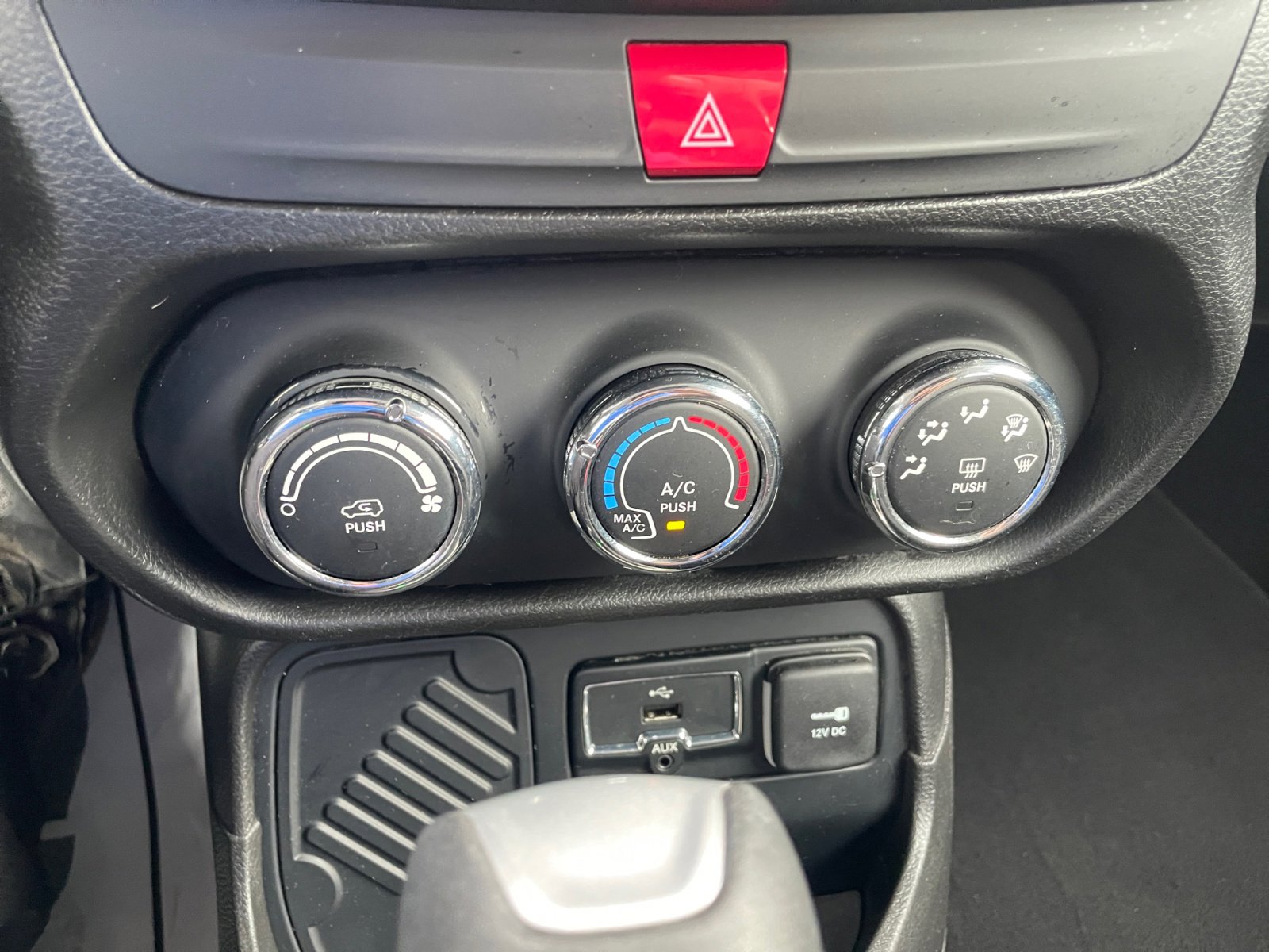 Used 2017 Jeep Renegade Latitude FWD image 25