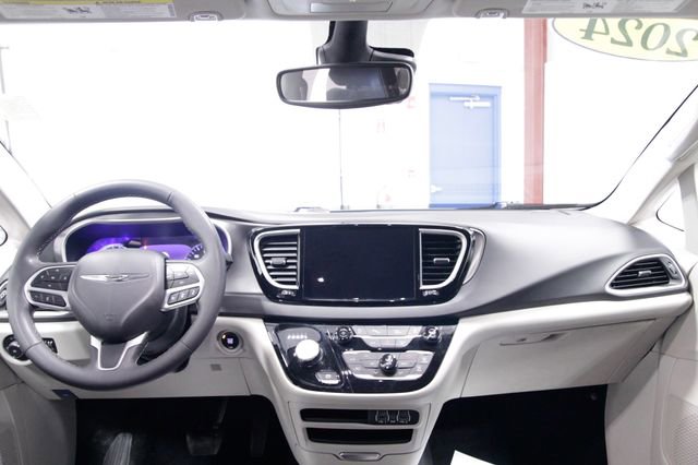 Used 2024 Chrysler Pacifica Touring-L image 16