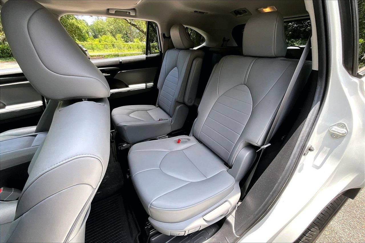 Used 2020 Toyota Highlander XLE FWD image 19