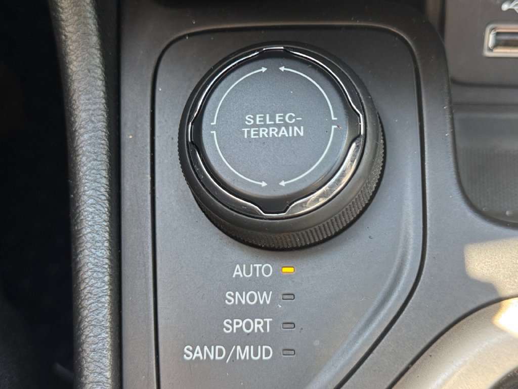Used 2016 Jeep Cherokee Latitude w/ Cold Weather Group AWD/4WD image 27